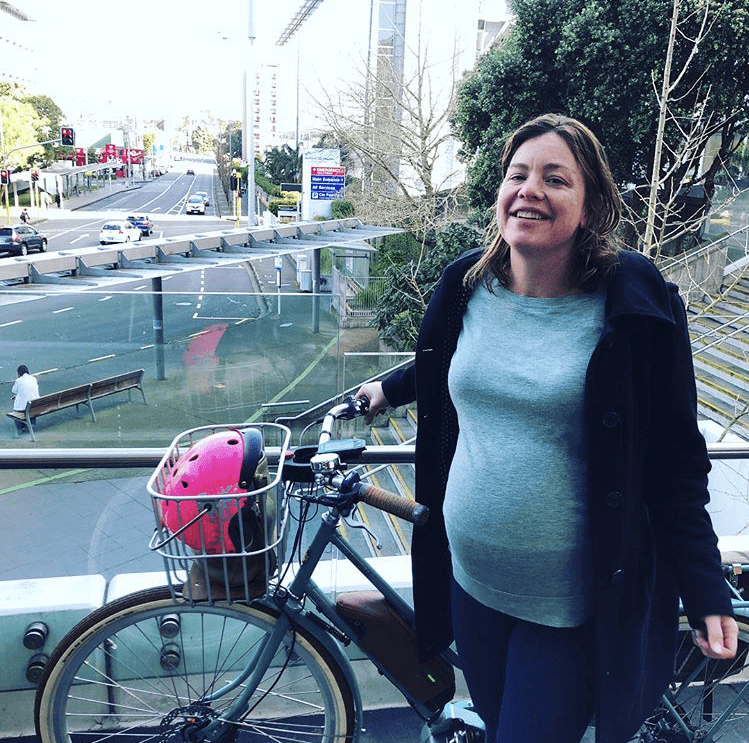 Una ministra llega al hospital para dar a luz en bicicleta