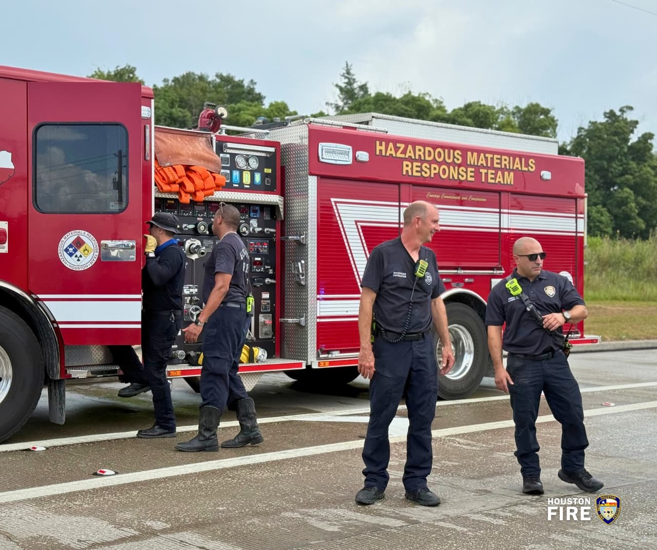 Los carriles en dirección sur permanecerán cerrados mientras los equipos trabajan para despejar la escena.