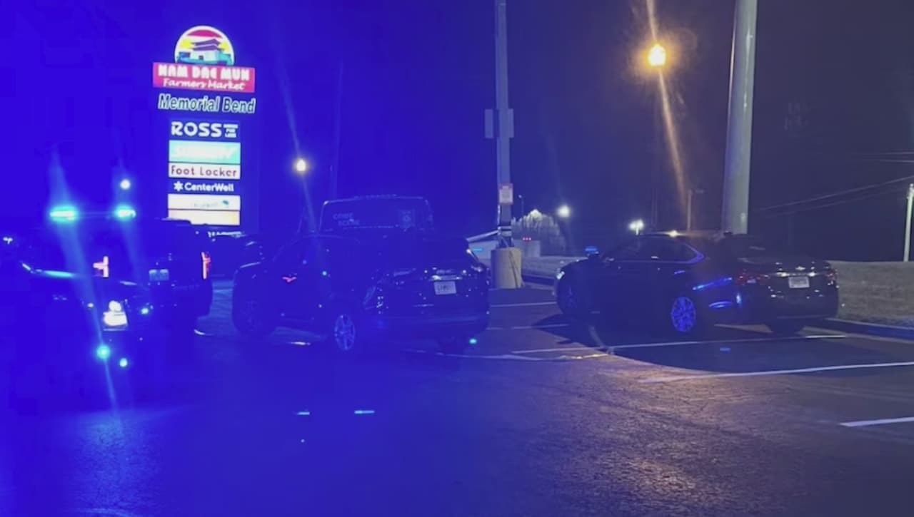 Mujer muere a tiros en el estacionamiento de un centro comercial en el condado DeKalb