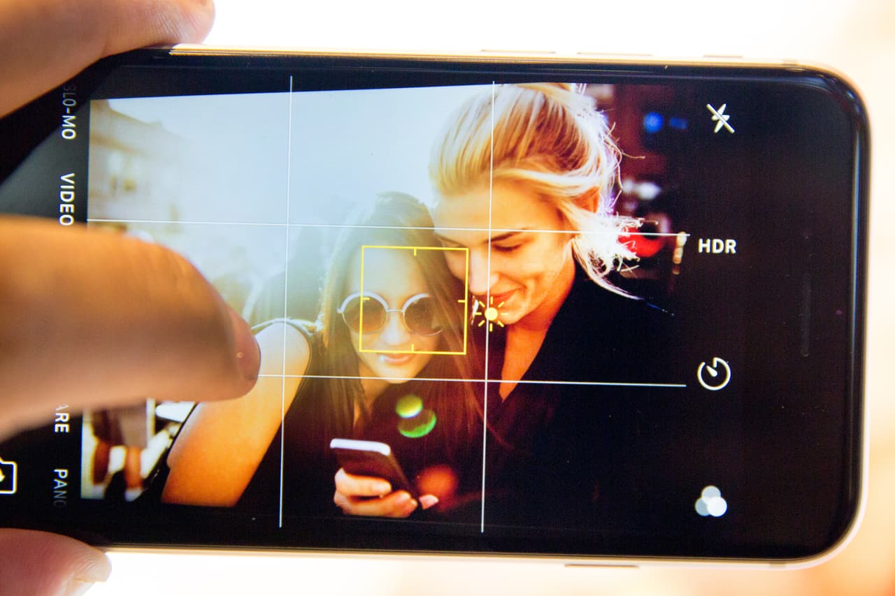 <b>2.- Tomas abiertas. </b>
<br>Si quiere hacer una selfie o una toma que incluya a los que miran el eclipse junto a usted, al apuntar la cámara hacia el sol el sensor automáticamente buscará adaptarse a la cantidad de luz que está recibiendo. Debe marcar con su dedo dónde quiere que la cámara enfoque y adaptar la luz. Mientras más queremos que se ilumine lo que está antes del sol (en sombra), entrará más luz a la cámara y menos se verá el sol. Si queremos que se distinga más el punto del sol, lo que esté delante en la toma quedará como una silueta.