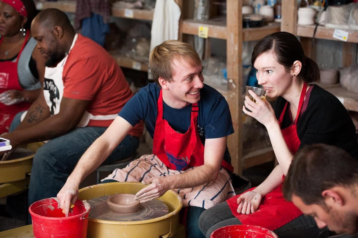 Noche de San Valentín en el Clay Studio
<br>
<br>Las parejas interesadas en ensuciarse las manos este Día de San Valentín pueden compartir una rueda de cerámica y hacer una creación de cerámica original juntas en las clases de lanzamiento de cerámica a cuatro manos de The Clay Studio.
<br>
<br>Las noches de citas tienen lugar a la luz de las velas e incluyen bocados ligeros, chocolate, vino y champán para que las parejas disfruten mientras trabajan.
<br>
<br>Dónde: The Clay Studio, 139 N. 2nd Street
<br>