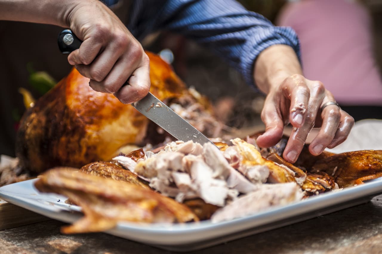 <b>Si eres de los que lleva sus propios cuchillos para cortar el pavo</b>, deberás llevarlos en una maleta registrada como equipaje y no podrás meterlos en la maleta de mano.