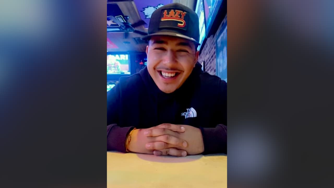 Uriel Alberto Enriquez, 19 años.
<br>
<br>21 de mayo
<br>
<br>El joven hispano falleció durante 
<a href="https://www.univision.com/local/dallas-kuvn/uriel-enriquez-joven-hispano-murio " target="_blank">un tiroteo</a> que ocurrió en la madrugada del 21 de mayo, en 9518 Timberloam Drive. Uriel se encontraba con sus amigos en un salón de eventos al exterior; los medios locales reportaron que el dueño del salón de eventos comentó que era una fiesta de graduación.