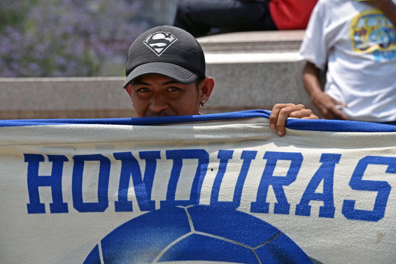 <b>Honduras</b>
<br>
<u>California</u> 213-995-6406
<br>
<u>McAllen</u>, Texas 956-627-3172
<br>
<u>Houston</u>, Texas 713-785-5932
<br>
<u>Dallas</u>, Texas 972-986-5512 ó 972-986-5513
<br>*El Consulado de Dallas está encargado de investigar casos en Arizona.
<br>
<br>
<b>Nicaragua</b>
<br>
<u>California</u> 213-252-1170
<br>
<u>Texas</u> 713-789-2762
<br>
<br>
<b>El Salvador </b>
<br>
<u>Tucson</u>, Arizona 520-318-0410
<br>
<u>McAllen</u>, Texas 956-800-1363
<br>
<u>Houston</u>, Texas 346-571-5198
<br>
<u>California</u> 213-234-9200.