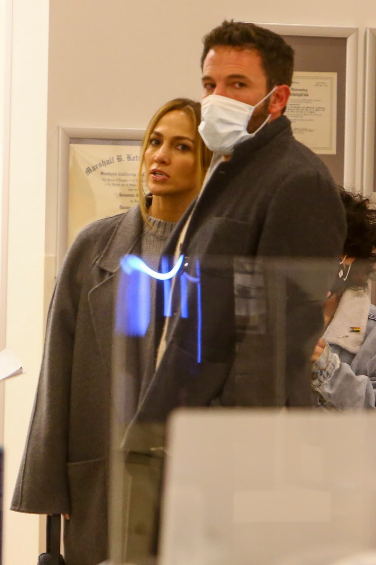 "Puedes escribir conjeturas al respecto, pero una de las lecciones más difíciles que he aprendido es que 
<b><a href="https://www.univision.com/famosos/jlo-ben-affleck-beso-despedida-aeropuerto-los-angeles-fotos" target="_blank">no es prudente compartir todo</a></b> con el mundo", aseveró.
<br>