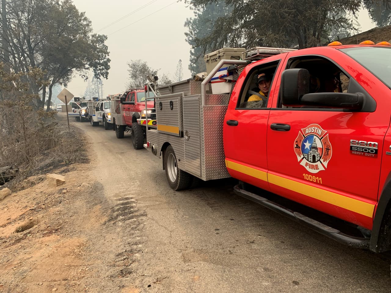 “A medida que el operativo continuaba, se asignó el camión Brush Truck 01 y el motor 4-63 (Departamento de Bomberos de Oak Hill) para ir a pie y apoyar el mantenimiento de la "línea". Una hora después de que comenzamos, experimentamos un cambio en los vientos, de ascender a descender, a unas 15 mph."