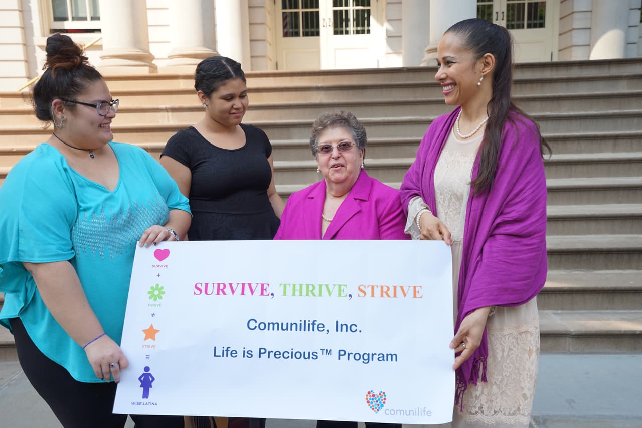 La doctora Rosa Gil, al centro, quiere ayudar a las adolescentes de Manhattan