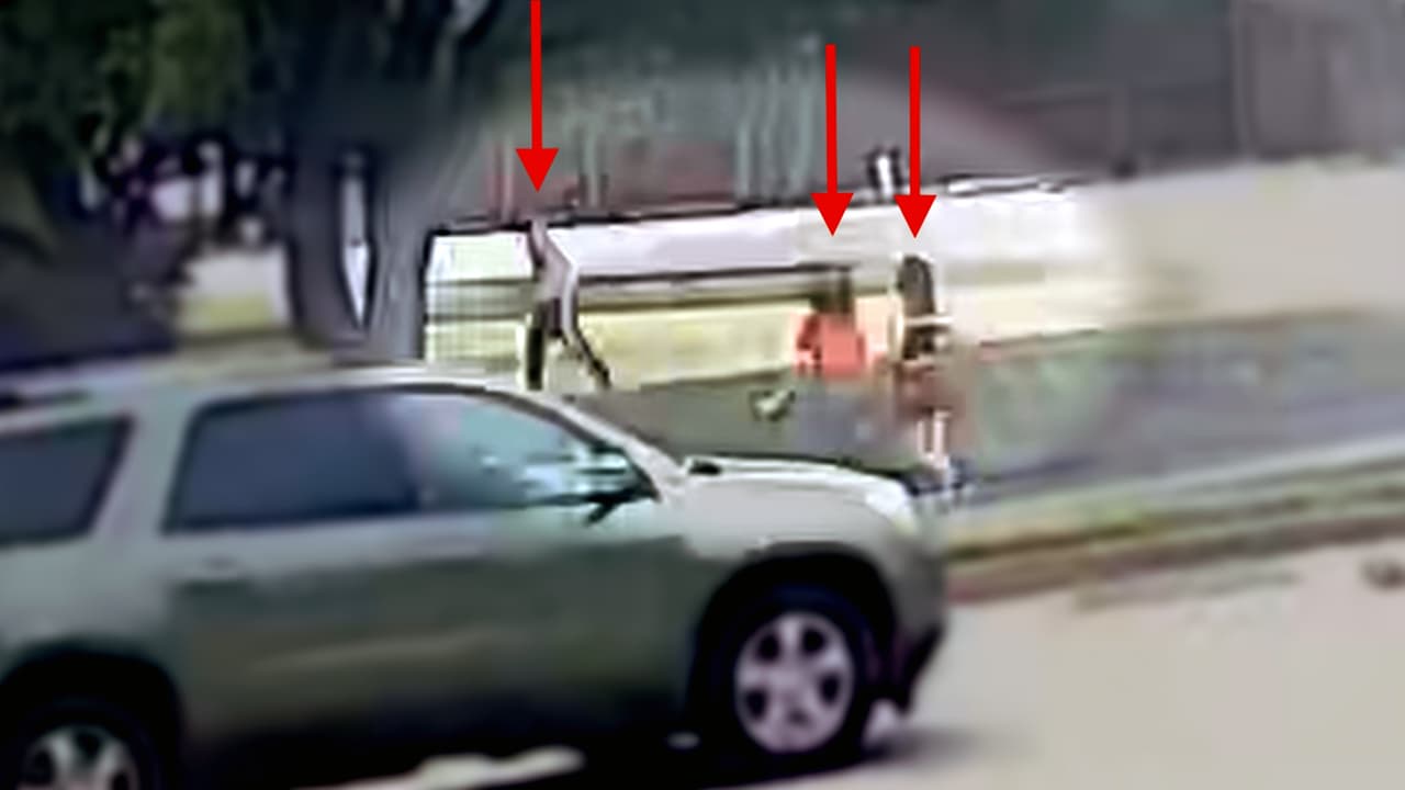 Un video de una cámara de seguridad reveló el momento en que un auto a toda velocidad atropella a Florence Kelly de 82 años.