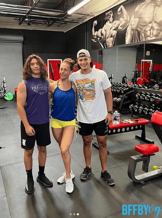 Como en ésta donde aparece junto a sus dos retoños en el gimnasio del que es dueña en El Paso, Texas.
<br>