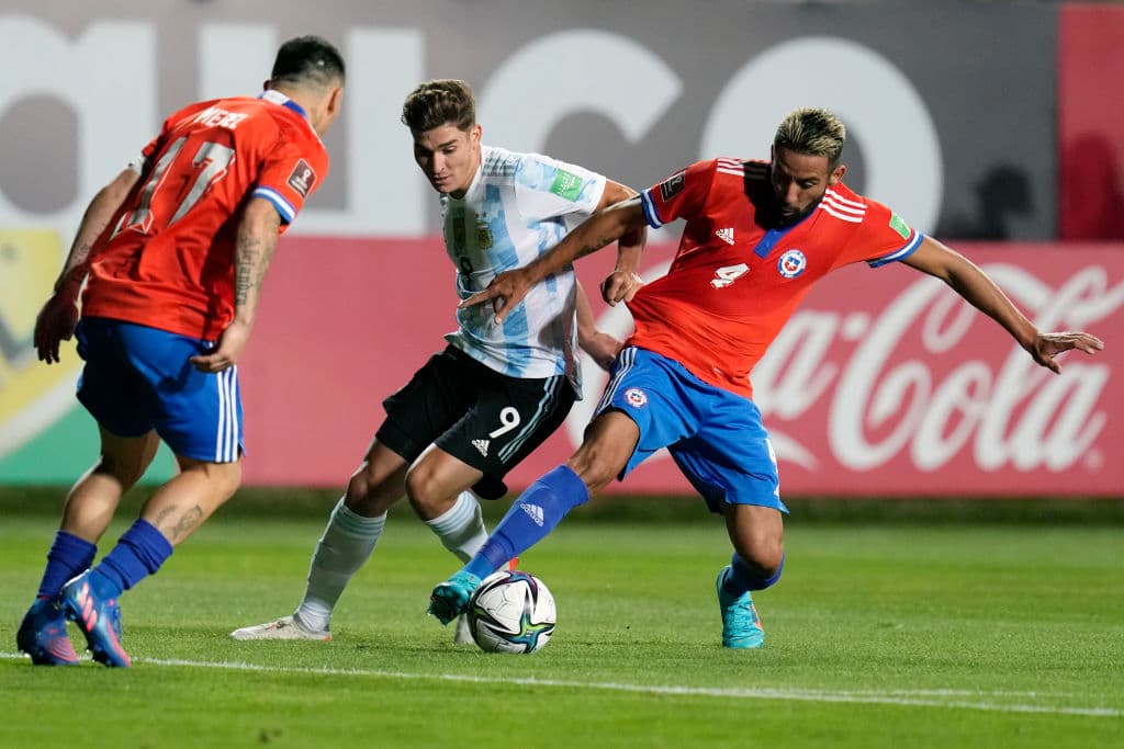 Las visitas salen victoriosas en la CONMEBOL, Uruguay logró imponerse 0-1 a Paraguay y Argentina venció 1-2 a Chile.
