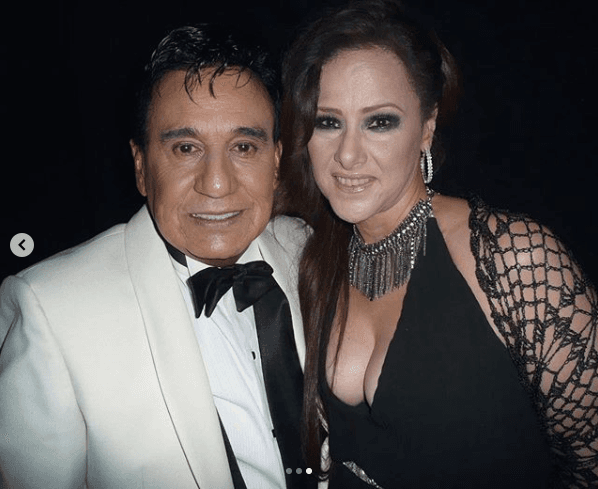 “Me duele en el alma tu partida […] Te voy a extrañar mucho mi Gualberto Castro. Una parte de mi corazón se va contigo y la otra acompaña a tu familia, amigos y seguidores. Descansa en paz mi queridísimo Gualberto Castro”, escribió la intérprete de ‘Acaríciame’.