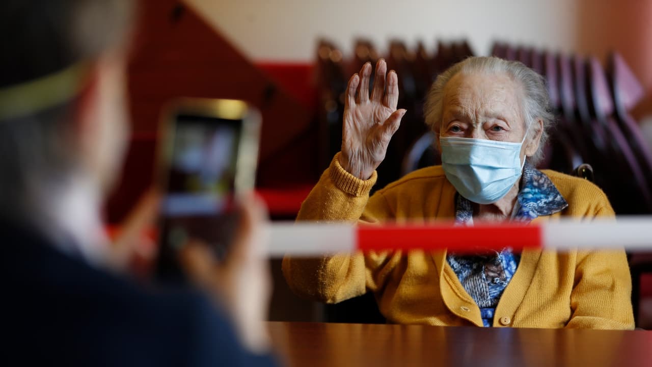 Las personas vulnerables, entre ellas los 
<b><a href="https://www.univision.com/local/houston-kxln/emiten-toque-de-queda-en-la-ciudad-de-galena-park-como-resultado-del-nivel-de-amenaza-publica-del-coronavirus">adultos mayores </a></b>deben quedarse en casa.
<br>