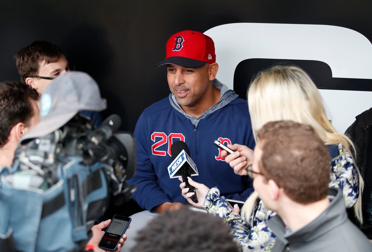 Alex Cora, dirigente puertorriqueño de los Medias Rojas de Boston habla durante una conferencia de prensa.