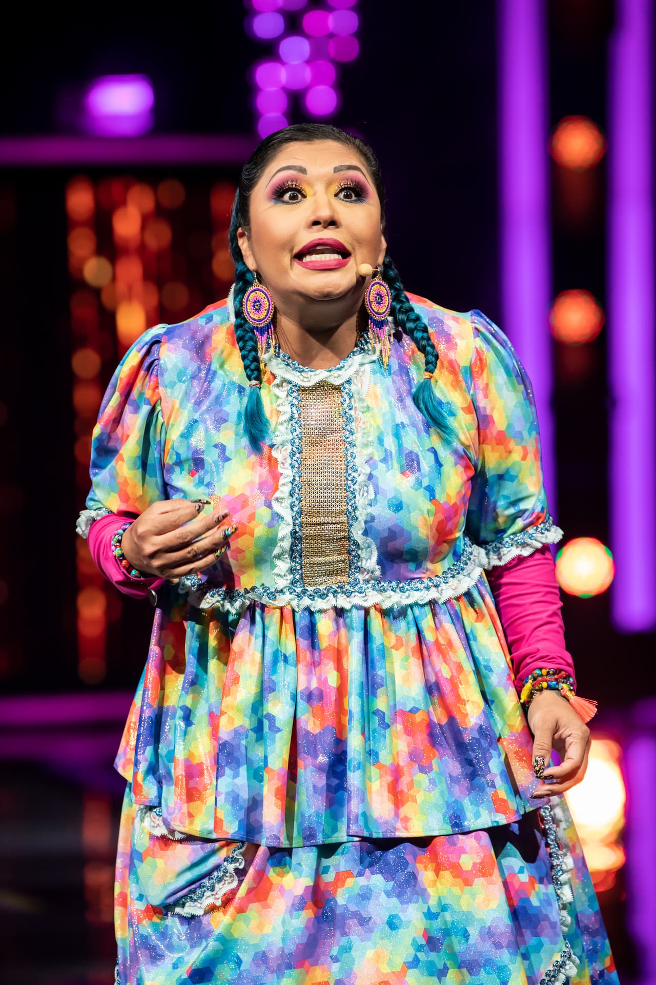 En esta ocasión la India Yuridia dio la bienvenida al público y a la conductora Consuelo Duval.