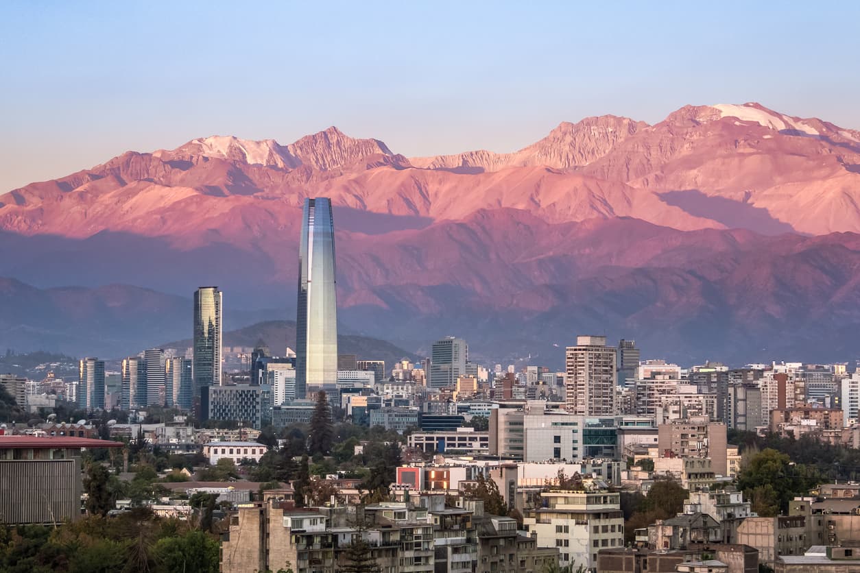 <h3 class="cms-H3-H3">Santiago, Chile</h3>
<br>
<br>Es una cultura cosmopolita y un costo de vida relativamente barato, por lo que alrededor del 35% de la población del país viva en la capital.
<br>
<br>En Santiago, $1,000 son suficientes para asegurarte un departamento cerca del centro y cubrir tus costos de vida, según Numbeo.
<br>
<br>🌎Costos mensuales para una persona sin renta: $616 dólares
<br>🌎Costos mensuales estimados de una familia de cuatro sin renta: $ 2,167 dólares
<br>🌎 Índice de calidad de vida: 101.90
<br>