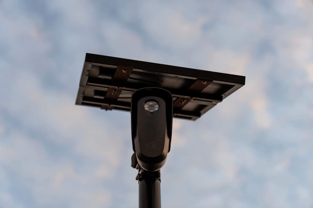 Agentes policiales son investigados y arrestados por usar el sistema de lectura de matrículas Flock para acosar a sus exparejas