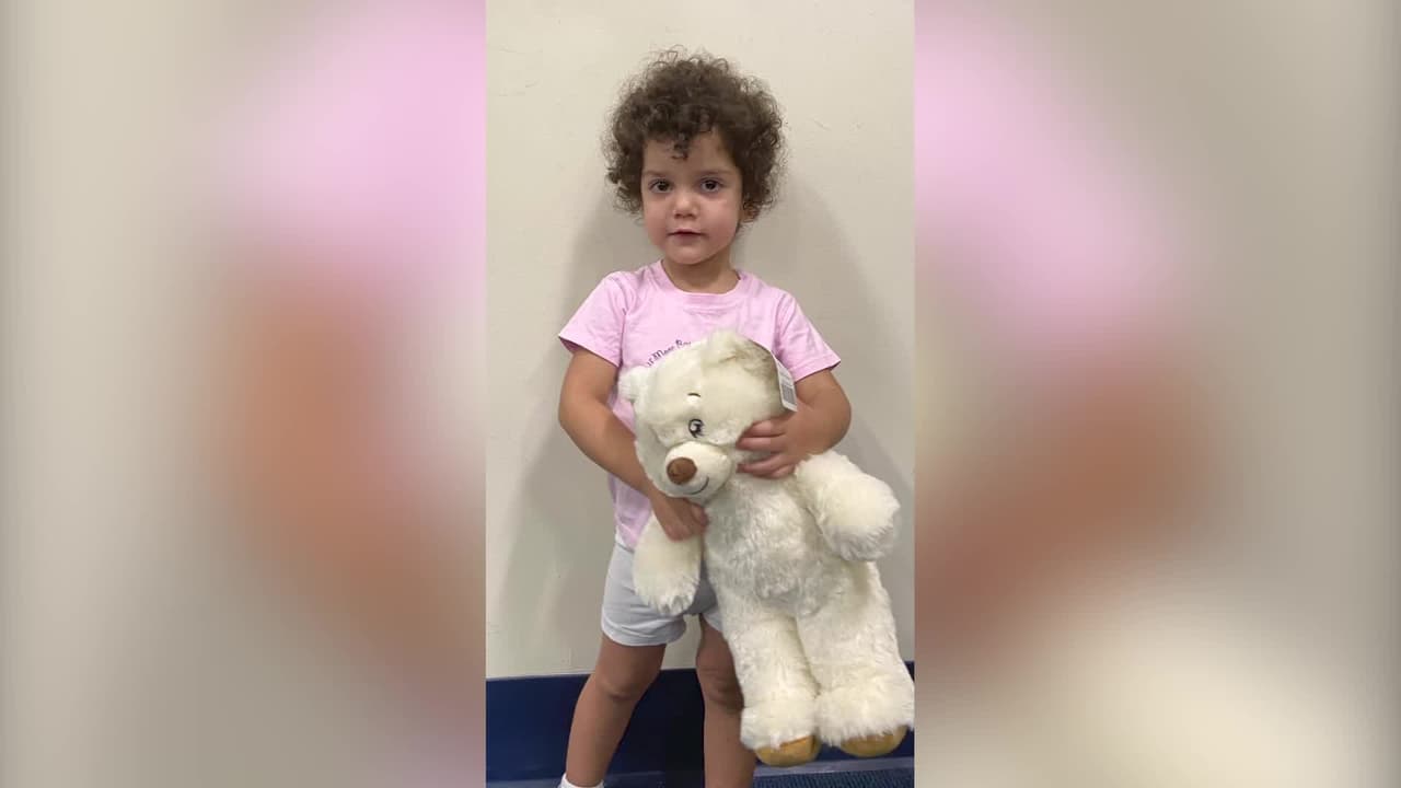 Niña de unos 2 años es entregada a un policía fuera de servicio en un hospital de Miami: buscan a sus padres