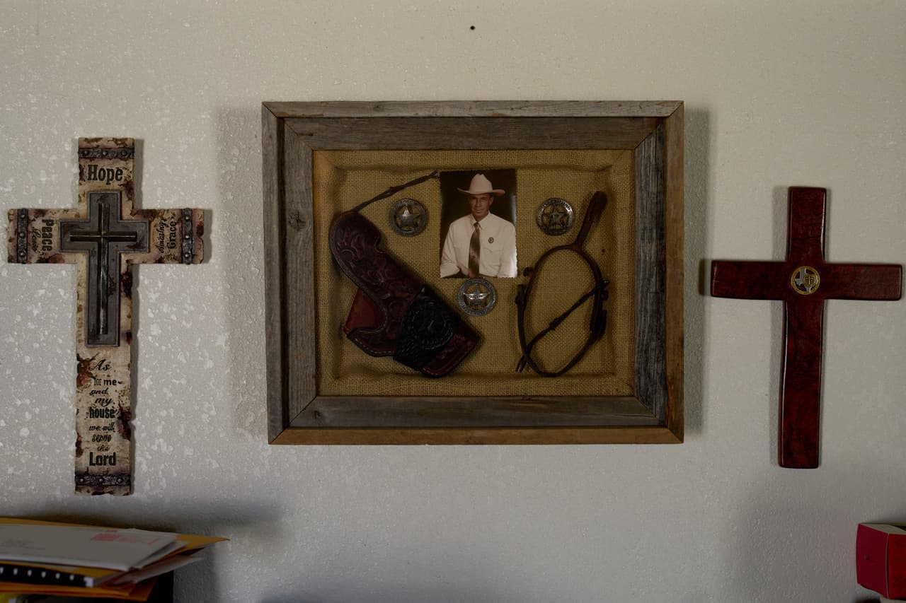 Una fotografía del ex Ranger de Texas John Allen se exhibe en su rancho, el viernes 25 de septiembre de 2026, en Comstock, Texas. (Foto AP/John Locher)