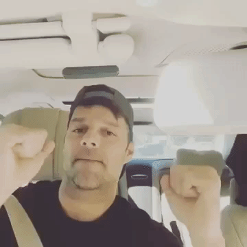 Ricky Martin también subió a su cuenta de Instagram un clip en el que bailaba a ritmo de "Despacito". El cantante compartió sus pasos y escribió: "así es como lo hacemos en Puerto Rico".