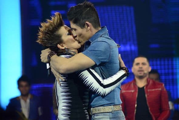 Le plantó tremendo beso al concursante.