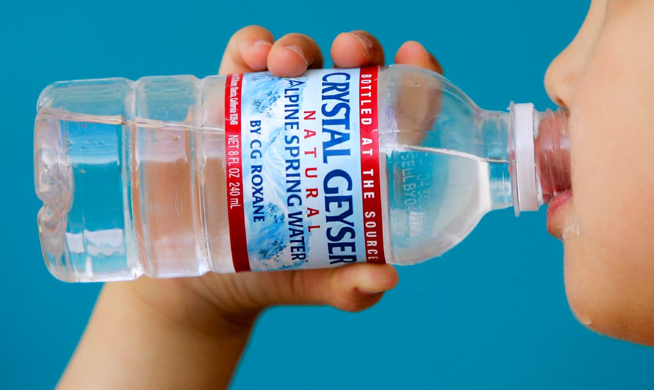 Por mal manejo de arsénico, condenan a dueños de embotelladora de agua Crystal Geyser