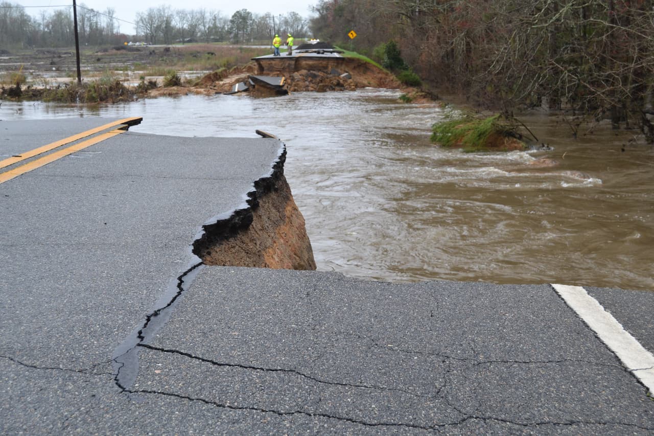SR 112 entre Rebecca & Rochelle, en el condado de Wilcox, Georgia. Las fuertes precipitaciones han generados inundaciones en varios condados al sur del estado. El gobernador Brian Kemp, declaró estado de emergencia para al menos tres docenas de condados al sur de la Interestatal 20.