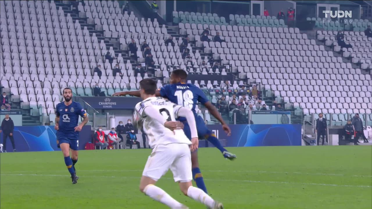 ¡TIRO ATAJADO! disparo por Álvaro Morata.