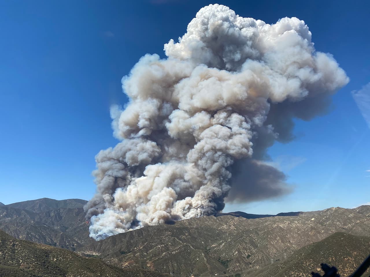 El incendio llamado "Lake" en pocas horas 
<a href="https://www.univision.com/local/los-angeles-kmex/evacuaciones-obligatorias-debido-a-incendio-lake-que-alcanzo-7-000-acres-en-la-zona-de-santa-clarita">alcanzó 10,000 acres,</a> provocando alertas de evacuación al norte del Lago Hughes.