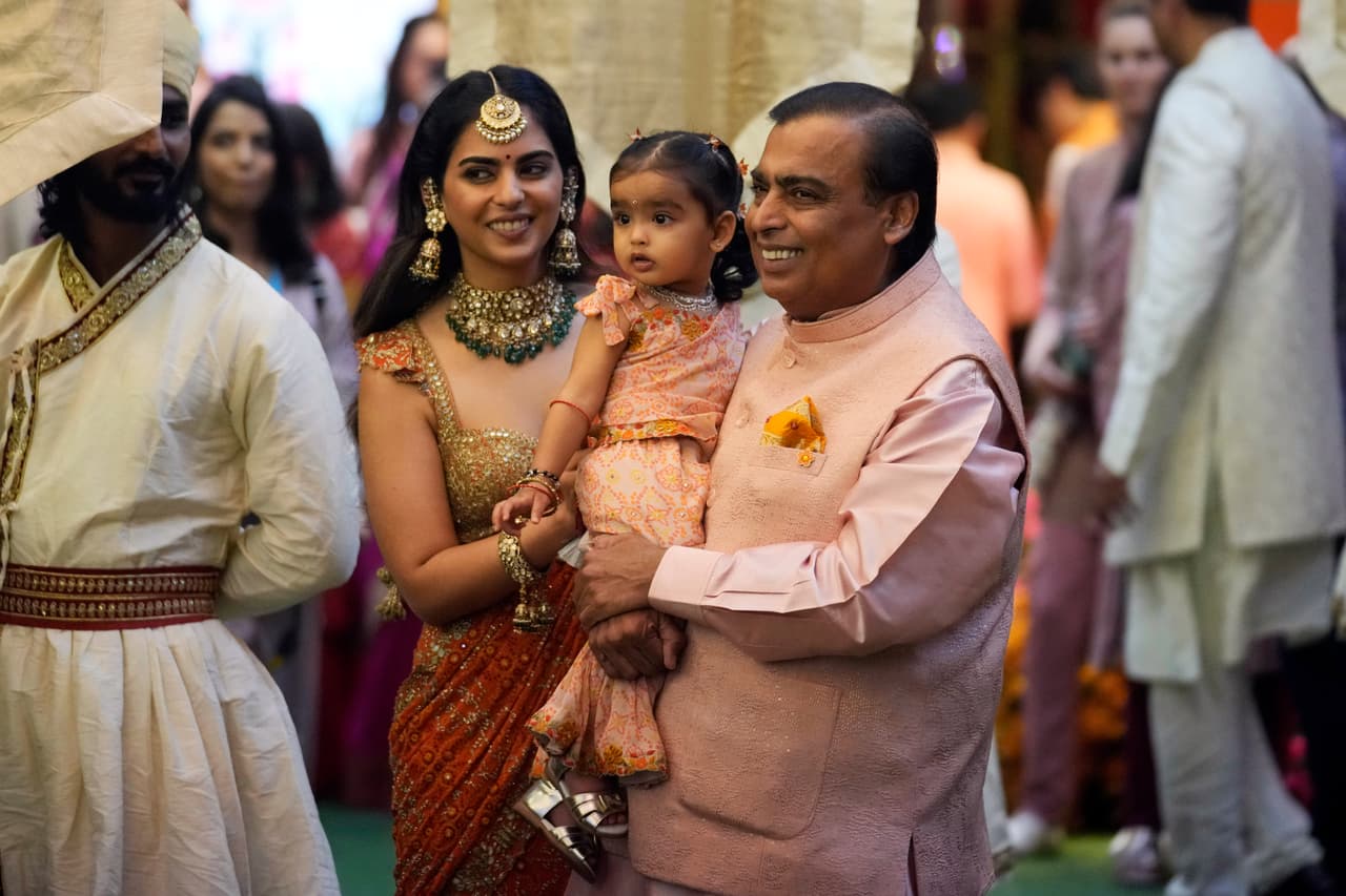 Mukesh Ambani junto con su hija Isha Ambani y sus hijos saludan a los invitados durante una ceremonia previa a la boda del hijo menor, Anant Ambani, con Radhika Merchant.