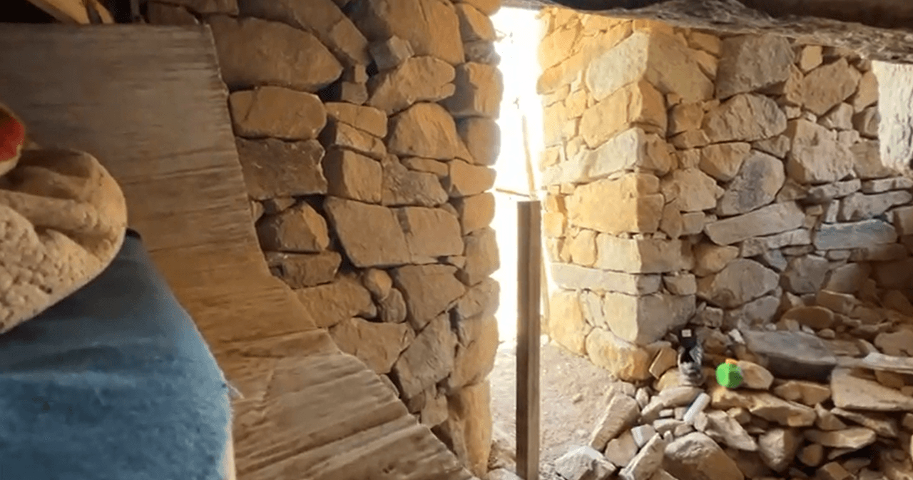 <b>Sobre una de las camas se ve una cobija sucia</b>. Un zapato fue abandonado también.