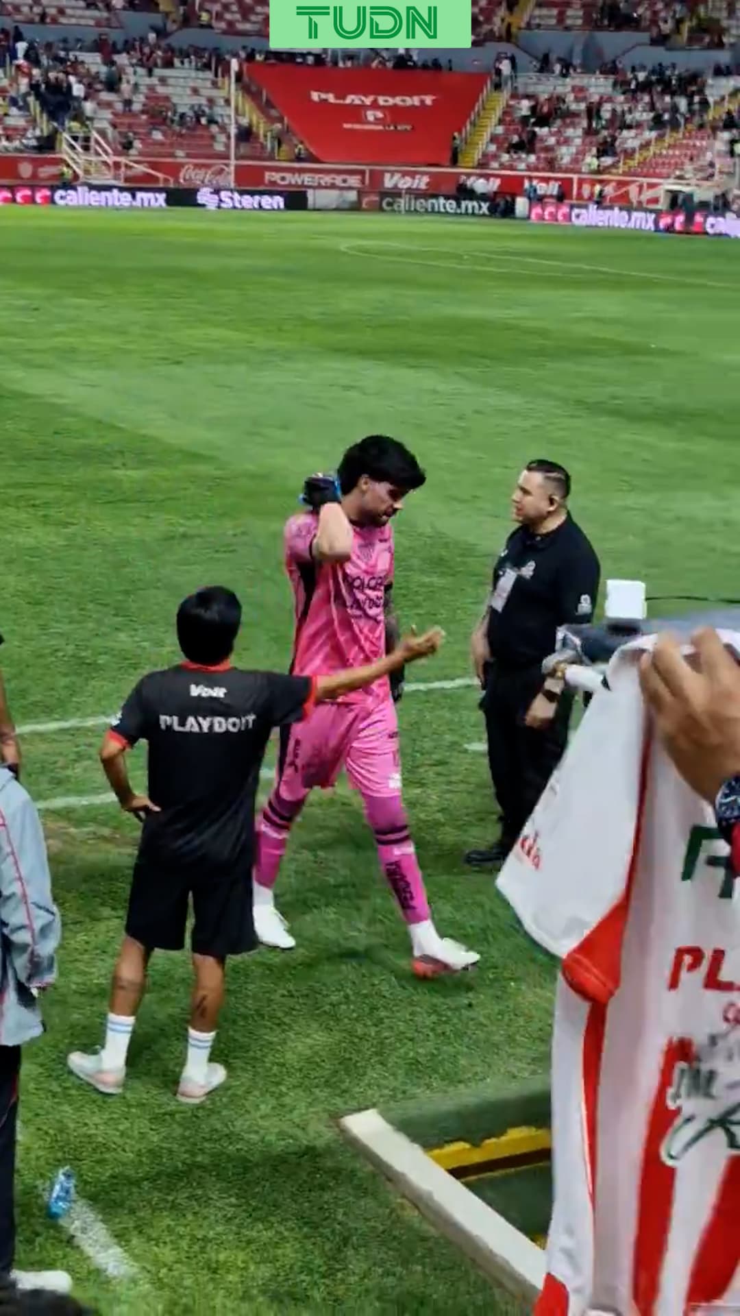 Lamentable: Portero de Necaxa hace gesto ofensivo, ¿a su afición?