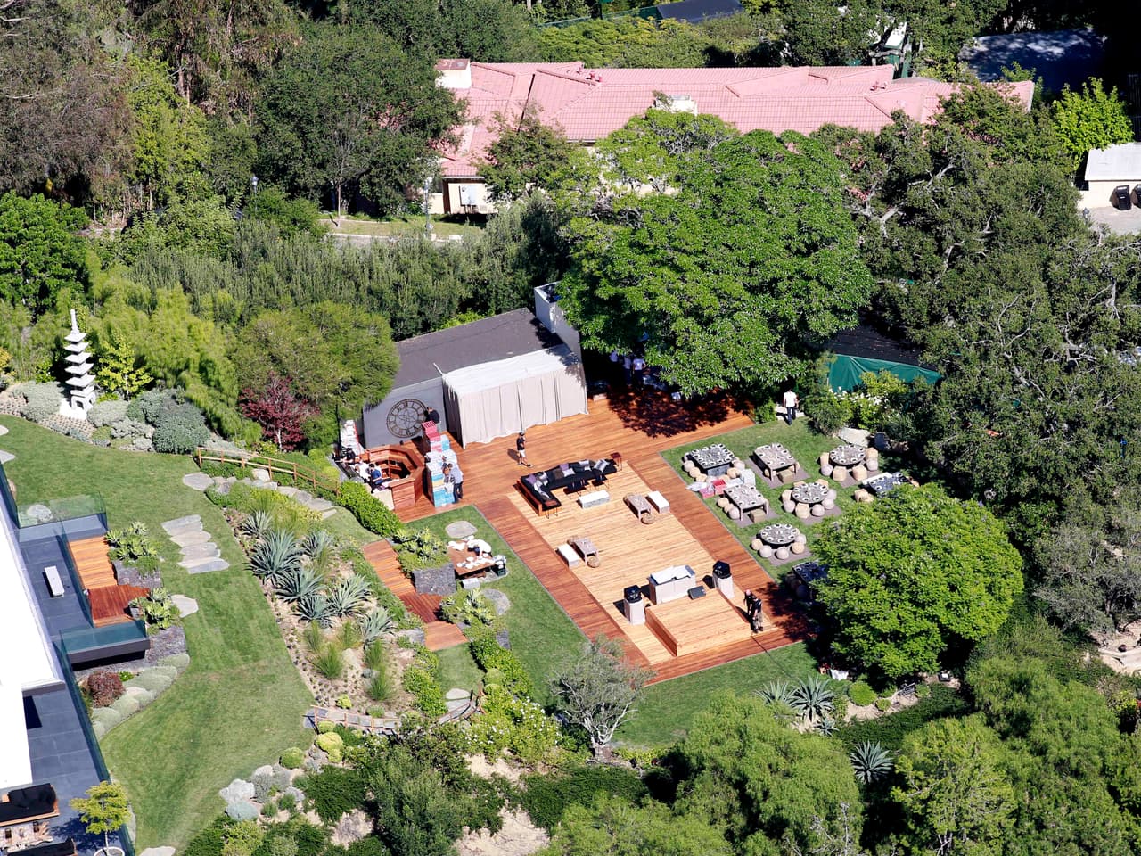 Los invitados estuvieron cómodos en sillones y mesas redondas.