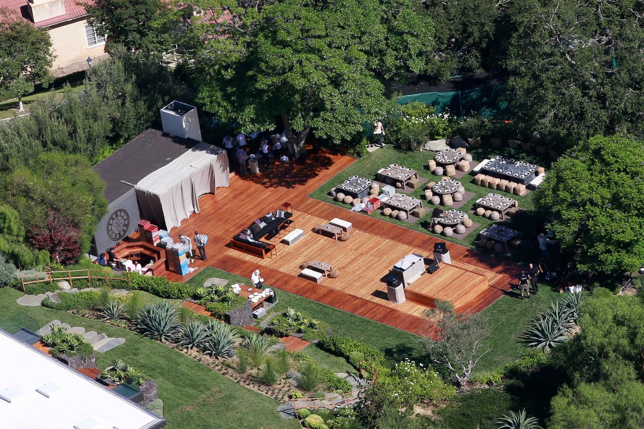 Jennifer y Justin acomodaron todo en su inmenso jardín.