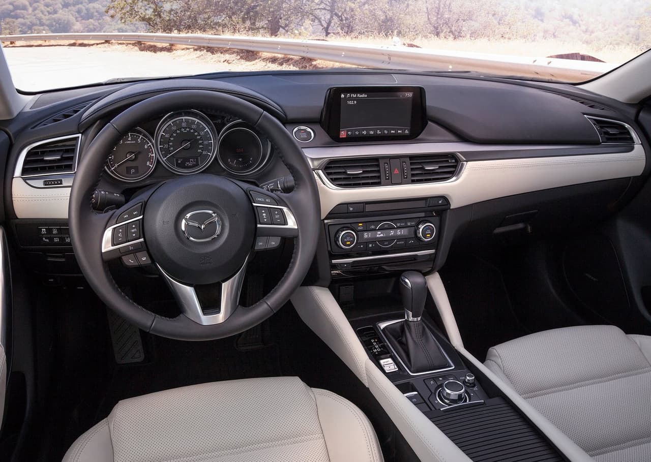 La transmisión manual no se ofrece en el pack i Grand Touring; sí está disponible en el nivel i Sport.