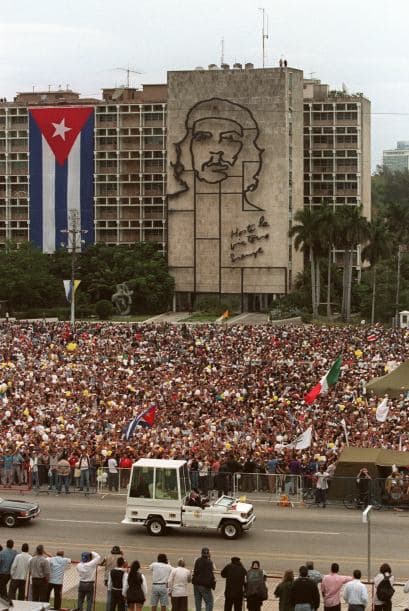 Según Bauer, el documental "llega en un momento extraordinario de América latina". "No es casual que Evo tenga en su despacho un retrato del Che hecho con hojas de coca o que en un salón de la Casa Rosada (gobierno argentino) también esté su imagen y en Ecuador, Rafael Correa finalice sus discursos luego de la asonada con la frase 'hasta la victoria siempre'", añadió Bauer.