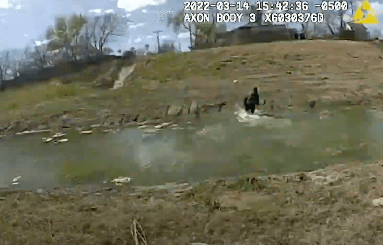 El Departamento de Policía de San Antonio publicó las imágenes del momento de la muerte de Johnson. 
<br>
<br>Las imágenes muestran el momento que el hombre de 28 años es abatido por los oficiales de SAPD. Aunque no se logra ver el arma de portaba Johnson y con la que los agentes dicen que les apuntó debido a las imágenes borrosas, el video de las autoridades señalan que en su mano derecha tenía la pistola.