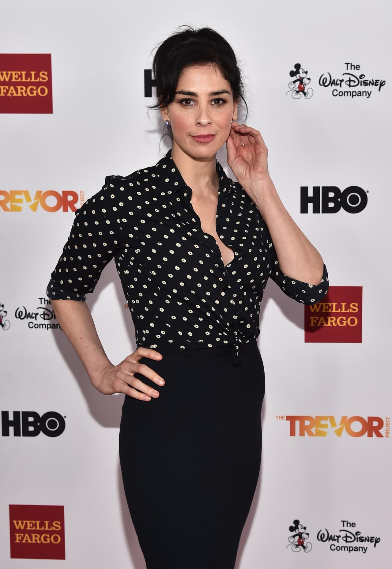 En el video luce seria, pues con un tema así no se juega.