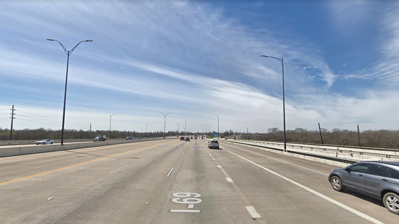 Sigue la autopista Southwest pero en este caso en dirección norte, como una de las más transitadas.