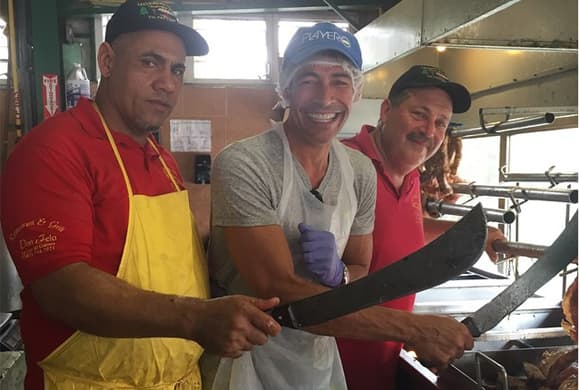 ¡A comer se ha dicho! Johnny se fue hasta la 'lechonería' a conseguir un rico manjar.