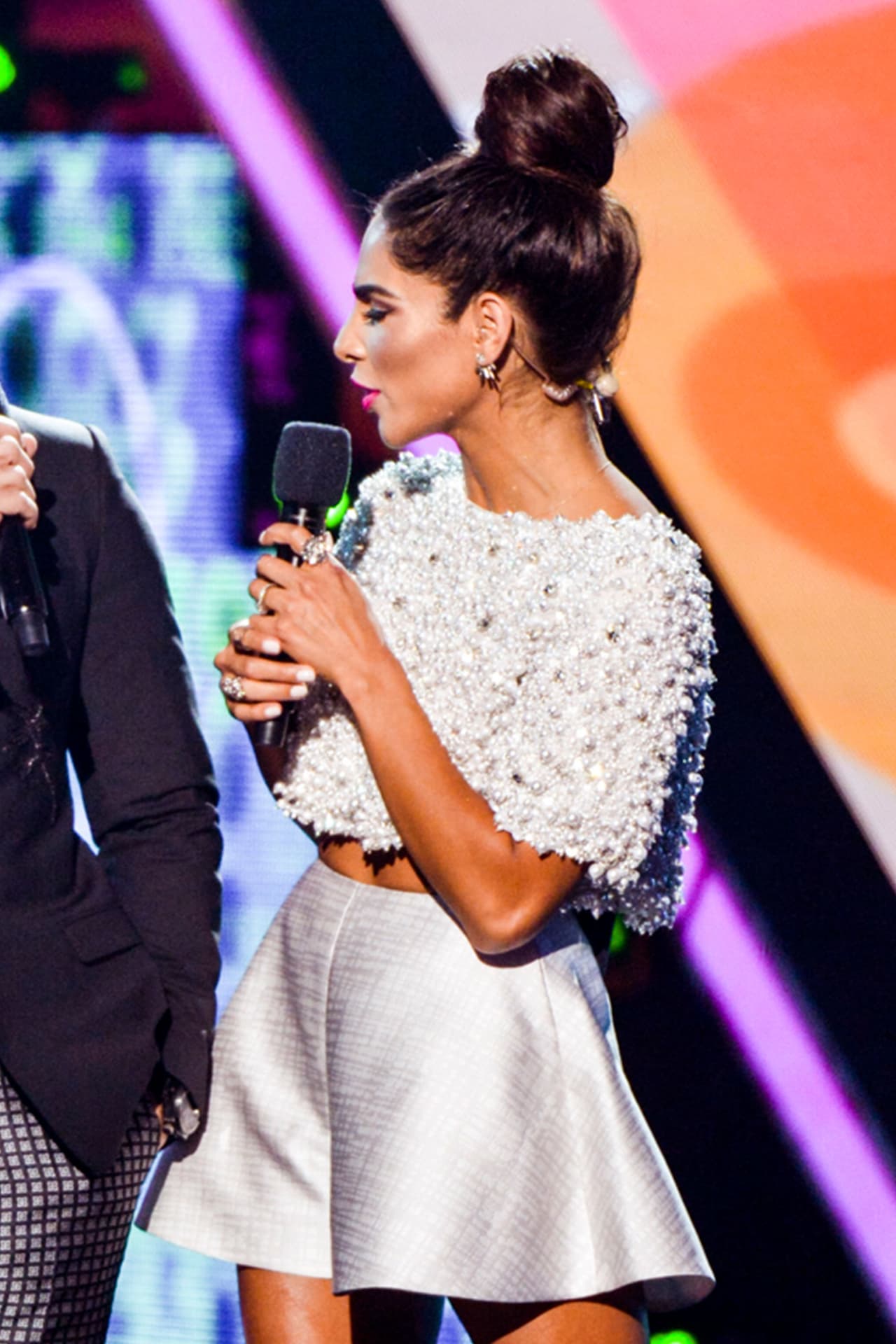 Para darle un toque especial a este atuendo, Alejandra usó accesorios de Dannijo.