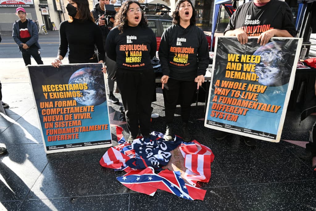 No solo la migración fue tema de protesta, también lo fue Palestina y los 
<a href="https://www.univision.com/noticias/elecciones-en-estados-unidos-2024/trump-protegera-mujeres-guste-no-harris" target="_blank">derechos reproductivos de las mujeres</a>.