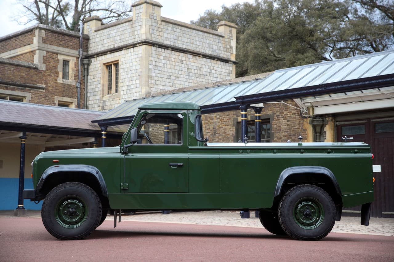 Se trata de una 
<a href="https://www.univision.com/carros/land-rover-defender-110-2020-fotos"><u>Land Rover Defender TD5 130</u></a> de cabina sencilla fabricada en la planta de la firma británica en Solihull, Reino Unido, bajo las instrucciones del mismo duque de Edimburgo.
<br>
<br>
<b>Relacionado: </b>
<a href="https://www.univision.com/noticias/land-rover/land-rover-defender-1948-2015-la-evolucion-de-un-icono-eterno-fotos"><u>Land Rover Defender | La evolución de un ícono eterno</u></a>
