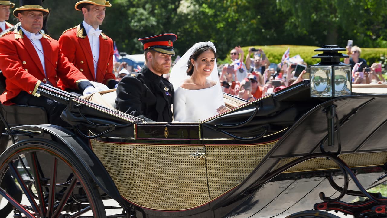 Harry y Meghan, ya como recién casados y como los nuevos Duques de Sussex, salieron de la iglesia a bordo de una carroza Ascot Landau, elegida por su práctico tamaño ideal para lidiar por las estrechas calles de Windsor.