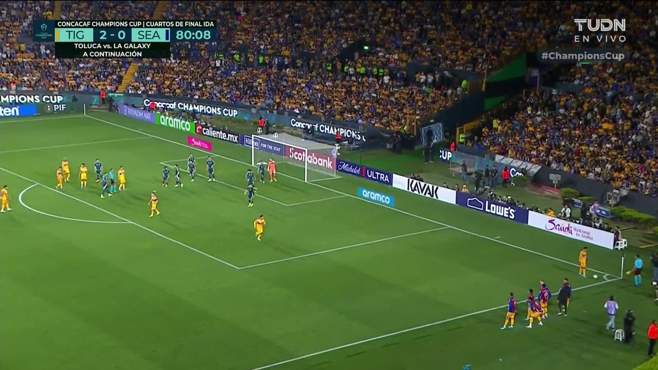 ¡CERCA! Ozziel Herrera disparó que se estrella en el poste.