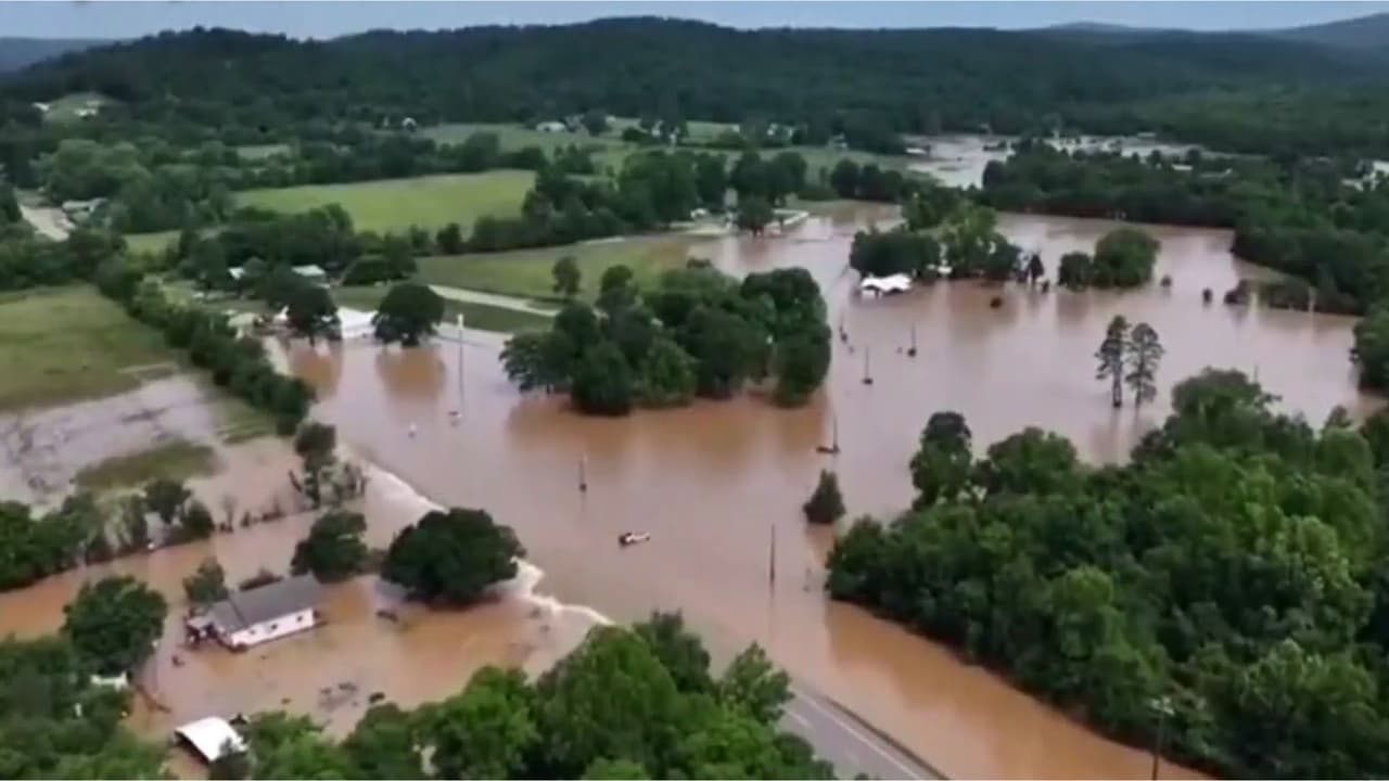 "Vimos postes eléctricos partirse a la mitad": Una persona muerta y millones en riesgo por inundaciones en EEUU