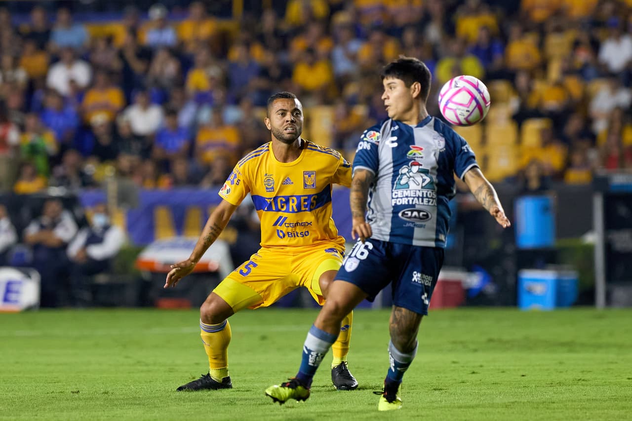 Tigres derrotó a Pachuca con un penal rigorista de André-Pierre Gignac en los últimos minutos del segundo tiempo para dar el primer golpe en la serie de Cuartos de Final que se definirá este domingo en el Estadio Hidalgo.