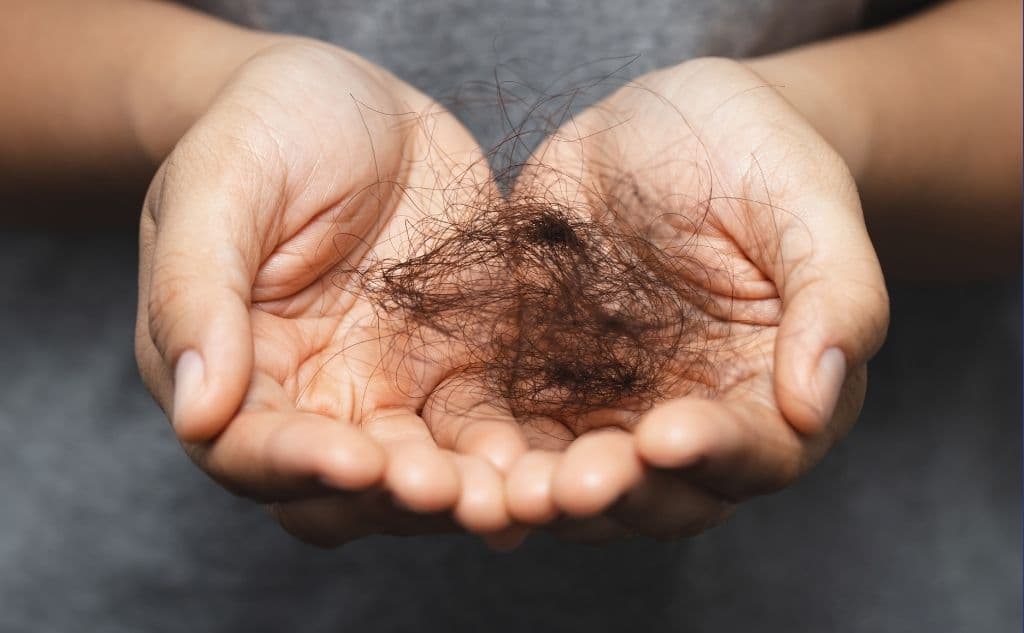 Si pasas por esto, no te desesperes, que 
<b>los remedios más típicos como el jengibre y el aceite de castor no son la solución.</b> “Puede ocurrir 
<b><a href="https://www.univision.com/local/san-francisco-kdtv/estos-productos-para-alisar-el-cabello-podrian-causar-danos-irreversibles-a-su-salud-video">dermatitis</a>, que es inflamación del cuero cabelludo o picazón</b>”, nos dice la especialista.