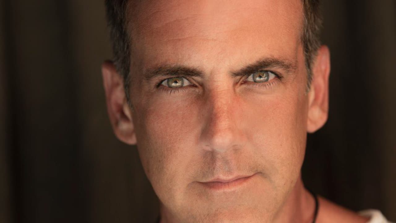 Carlos Ponce será conductor de los Latin AMAs 2024