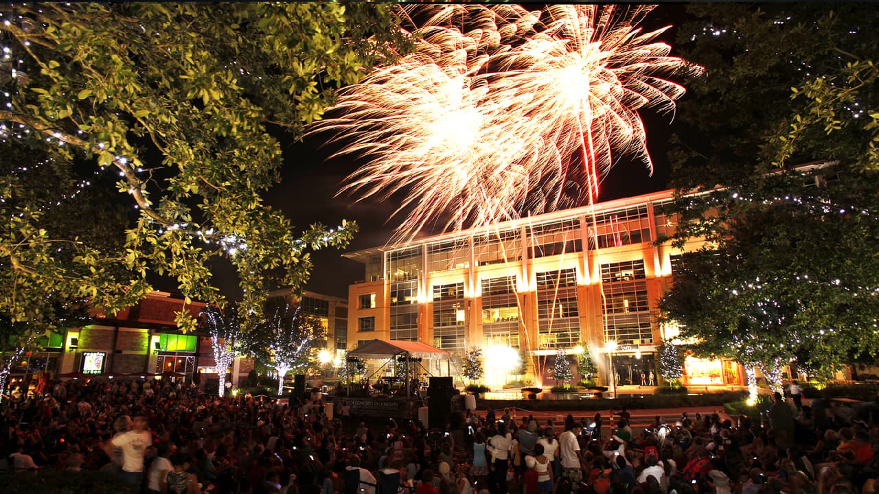 <h2 class="cms-H2-H2"><b>Centro comercial CityCentre</b></h2>
<br>
<b>Dirección:</b> 
<a href="https://www.google.com/maps/place/CITYCENTRE/@29.7810228,-95.5592668,15z/data=!4m2!3m1!1s0x0:0xe8f7df15cdfb993a?sa=X&ved=2ahUKEwiz4eibiOn_AhWKQTABHZ1SBOMQ_BJ6BAhiEAA&ved=2ahUKEwiz4eibiOn_AhWKQTABHZ1SBOMQ_BJ6BAh0EAg" target="_blank">800 Town y Country Blvd</a>
<br>
<b>Fecha y hora:</b> Martes 4 de julio de 7 - 10 pm 
<br>
<b>Precio de Entrada:</b> Gratis, pero si quiere estacionar en el centro comercial cuesta $10.