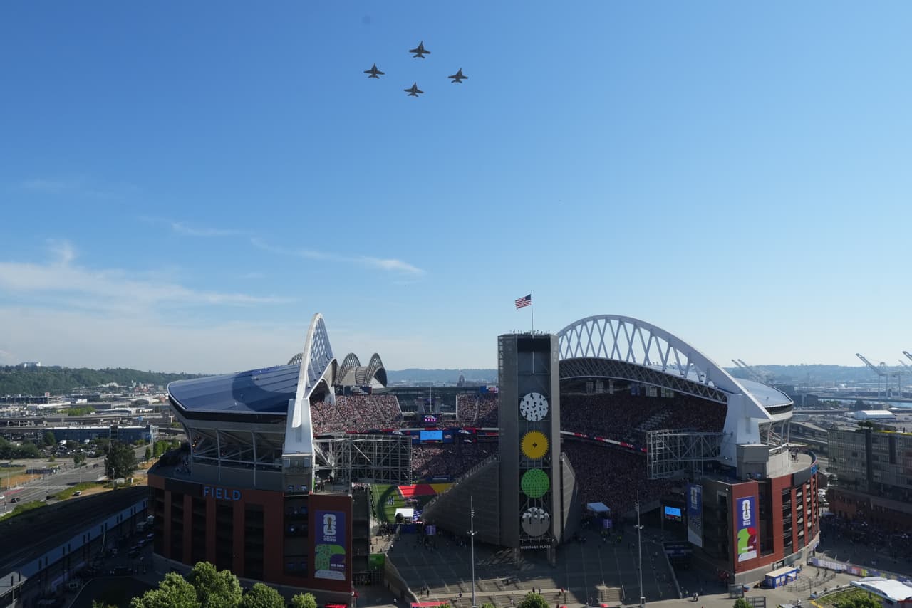 Unos aviones de reacción sobrevuelan el estadio de Seattle antes del partido de octavos de final de la Copa del Mundo de fútbol entre Estados Unidos y Bélgica, en Seattle, el lunes 6 de julio de 2026.